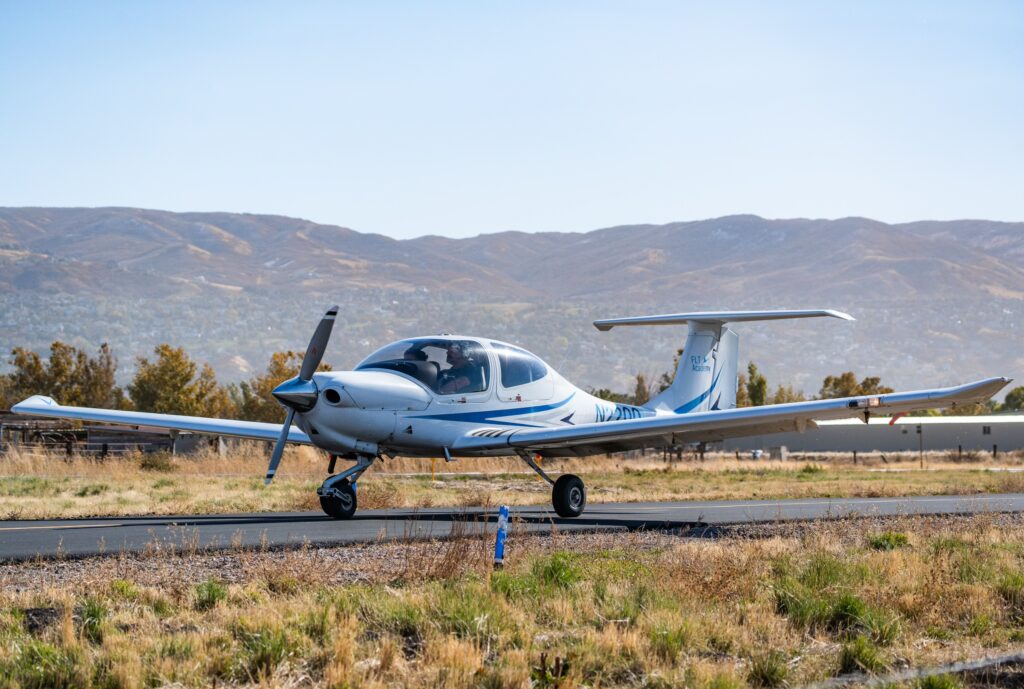 DA40 training aircraft taxing at an airport